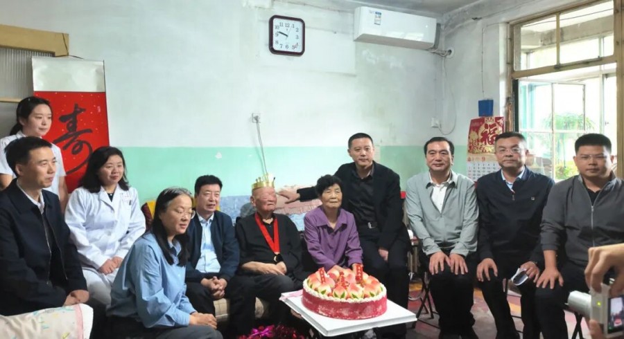 百岁寿辰暖意浓 期颐党员守初心